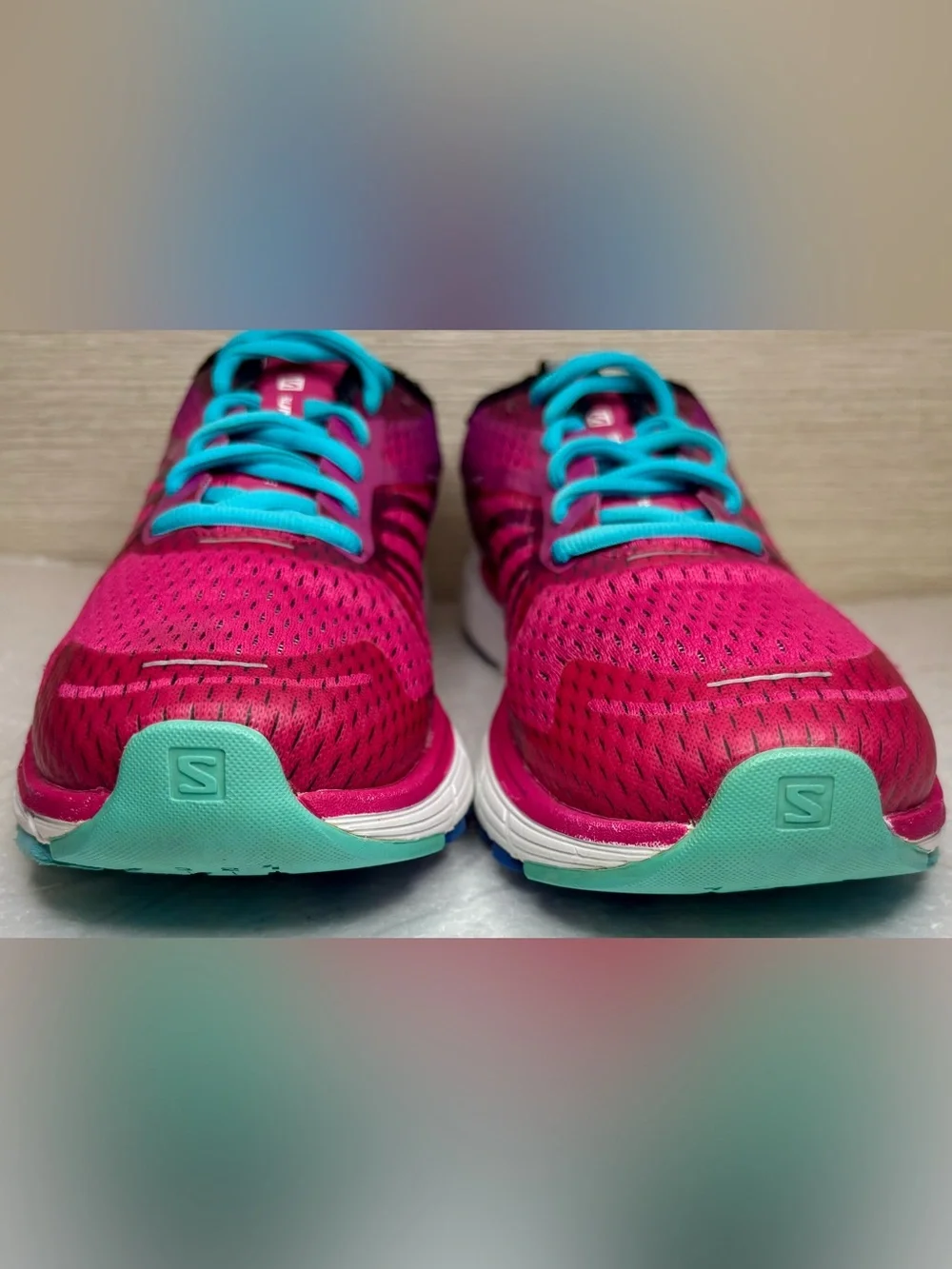 Salomon Women's Running Avenue Athletic Shoes with Turquoise Laces Size 8.5